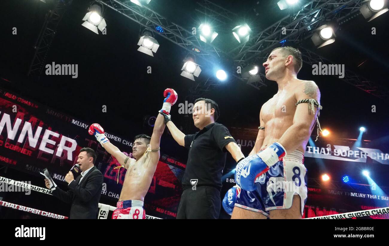 Bangkok Thailandia 11 2018 novembre. Giocatori di boxe thailandesi e stranieri non identificati in competizione combattono Muay Thai Super Champ a Muay Thai Street Bangkok Foto Stock