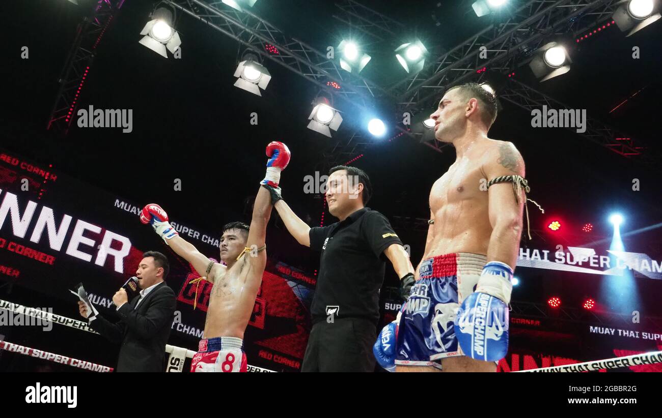 Bangkok Thailandia 11 2018 novembre. Giocatori di boxe thailandesi e stranieri non identificati in competizione combattono Muay Thai Super Champ a Muay Thai Street Bangkok Foto Stock