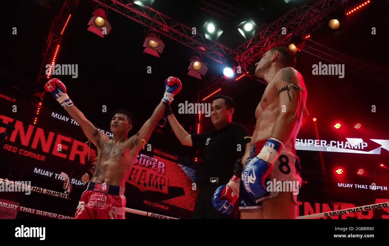 Bangkok Thailandia 11 2018 novembre. Giocatori di boxe thailandesi e stranieri non identificati in competizione combattono Muay Thai Super Champ a Muay Thai Street Bangkok Foto Stock