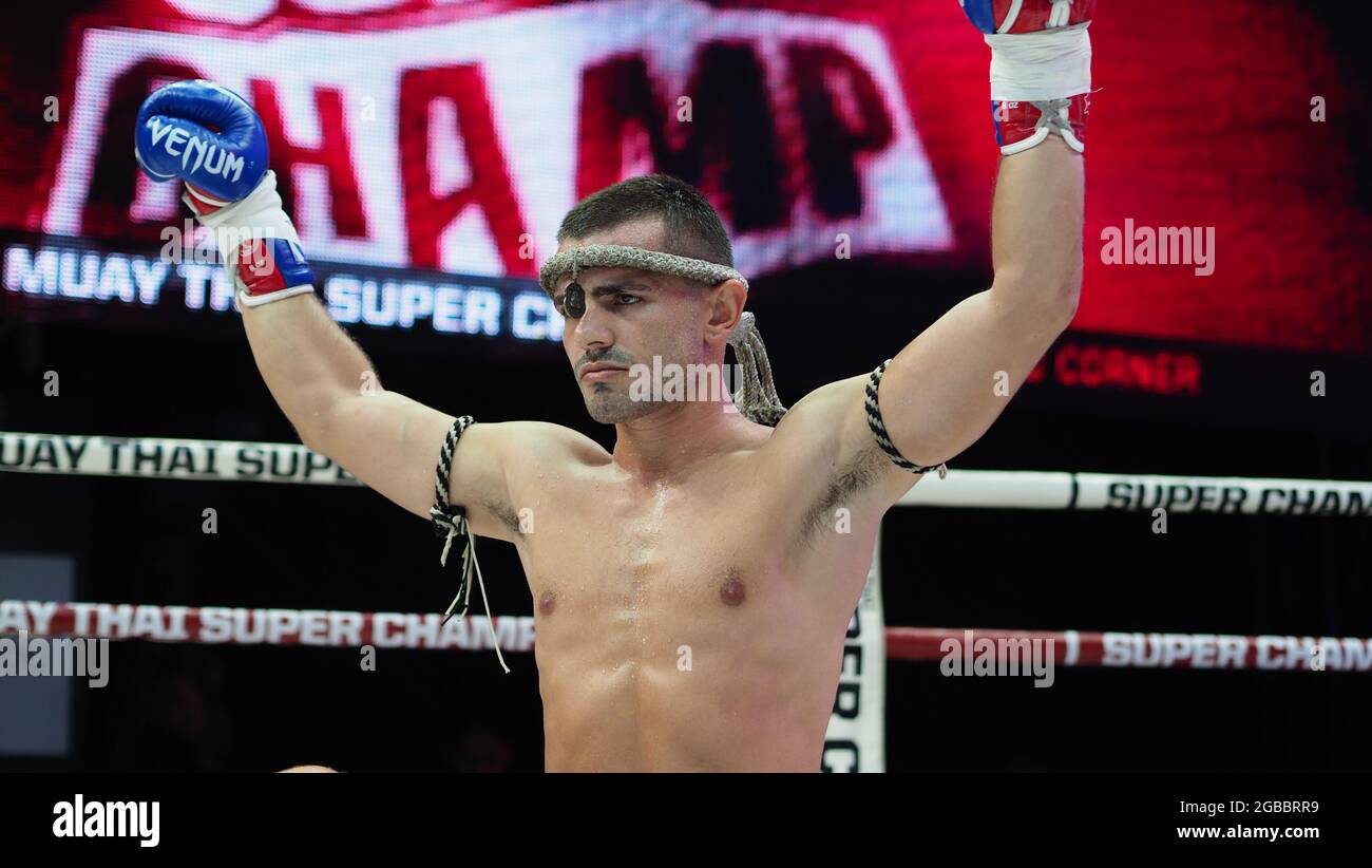 Bangkok Thailandia 11 2018 novembre. Giocatori di boxe thailandesi e stranieri non identificati in competizione combattono Muay Thai Super Champ a Muay Thai Street Bangkok Foto Stock