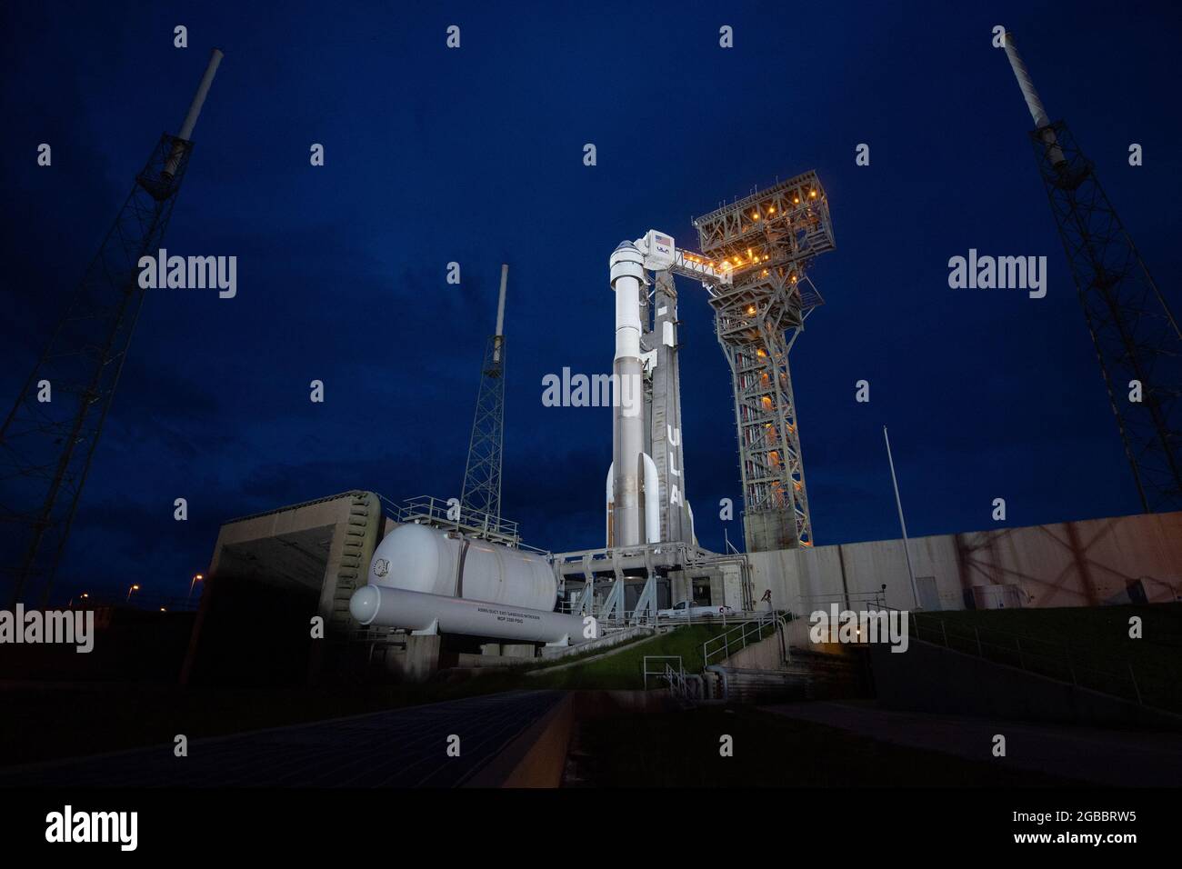 Un razzo United Launch Alliance Atlas V con la navicella spaziale Boeing CST-100 Starliner a bordo è visto illuminato dai riflettori sulla rampa di lancio dello Space Launch Complex 41 prima della missione Orbital Flight Test-2, lunedì 2 agosto 2021, presso la Cape Canaveral Space Force Station in Florida. Boeing's Orbital Flight Test-2 sarà il secondo test di volo non equipaggio di Starliner e attraccerà alla Stazione spaziale Internazionale come parte del programma Commercial Crew della NASA. La missione, attualmente prevista per il lancio alle 13:20 EDT martedì 3 agosto, fungerà da test end-to-end delle capacità del sistema. Foto Stock