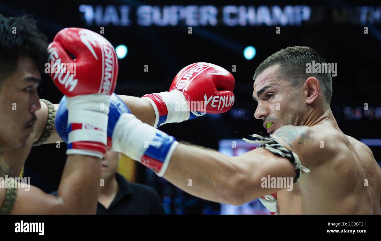 Bangkok Thailandia 11 2018 novembre. Giocatori di boxe thailandesi e stranieri non identificati in competizione combattono Muay Thai Super Champ a Muay Thai Street Bangkok Foto Stock