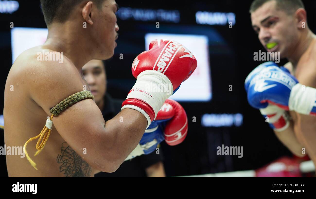 Bangkok Thailandia 11 2018 novembre. Giocatori di boxe thailandesi e stranieri non identificati in competizione combattono Muay Thai Super Champ a Muay Thai Street Bangkok Foto Stock