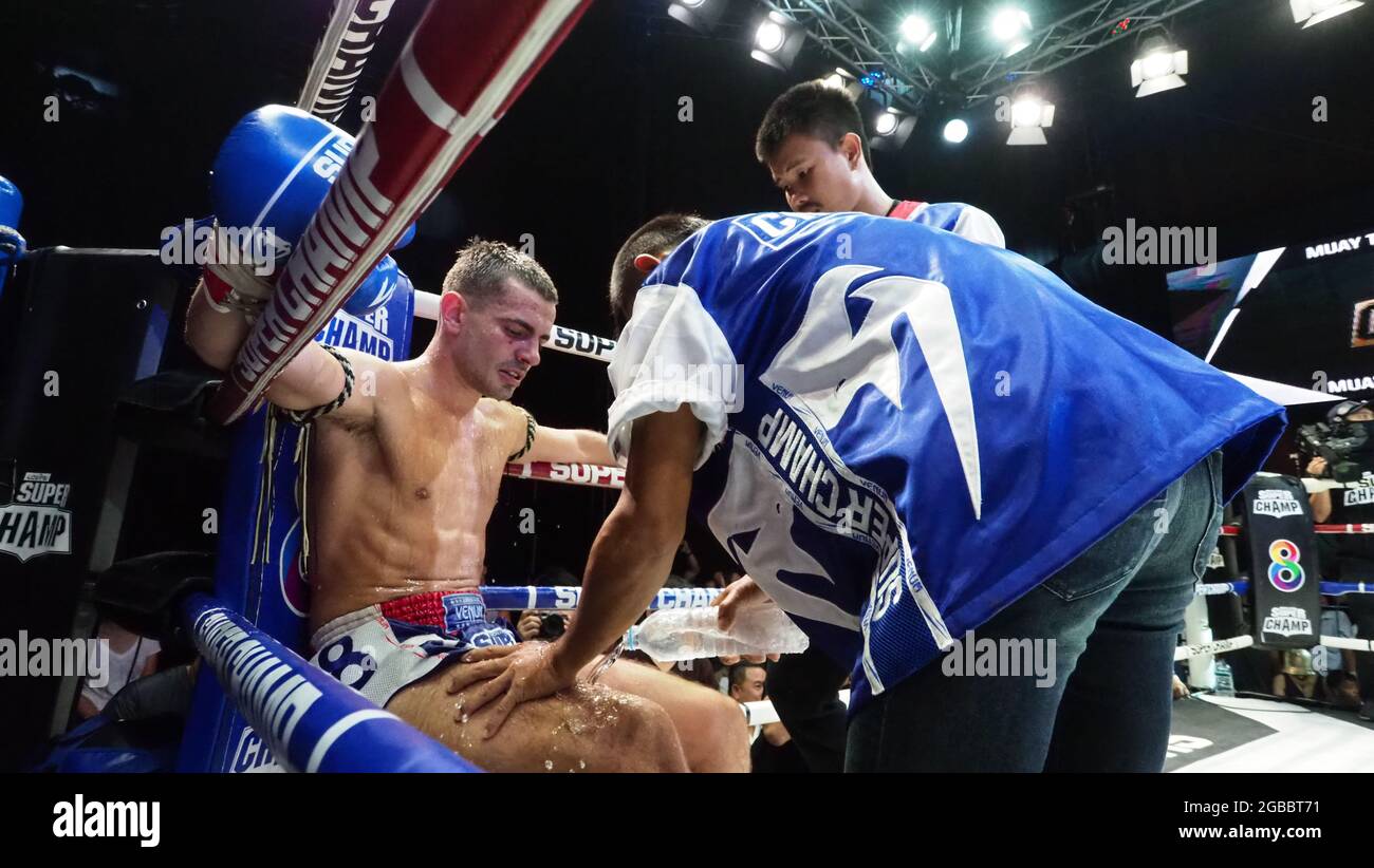 Bangkok Thailandia 11 2018 novembre. Giocatori di boxe thailandesi e stranieri non identificati in competizione combattono Muay Thai Super Champ a Muay Thai Street Bangkok Foto Stock