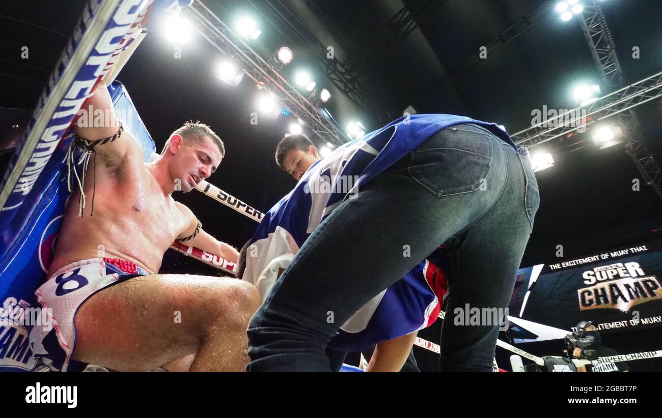 Bangkok Thailandia 11 2018 novembre. Giocatori di boxe thailandesi e stranieri non identificati in competizione combattono Muay Thai Super Champ a Muay Thai Street Bangkok Foto Stock