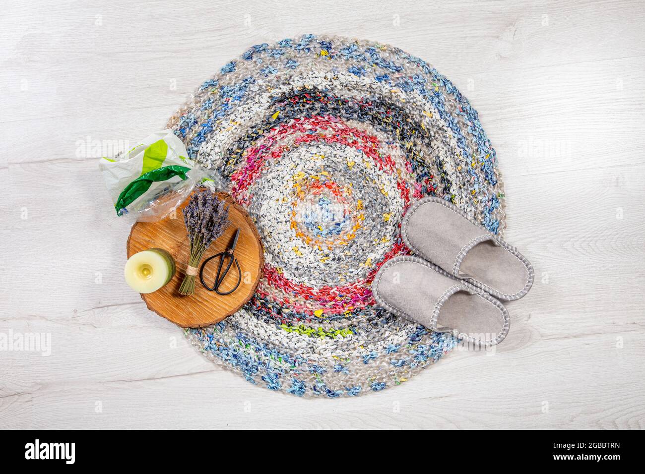 Tappeto a crochet impermeabile fatto in casa da borse di plastica usate, tappeto di straccio. Concetto di Upcycling e riciclaggio. In filati o in plarn di plastica. Foto Stock