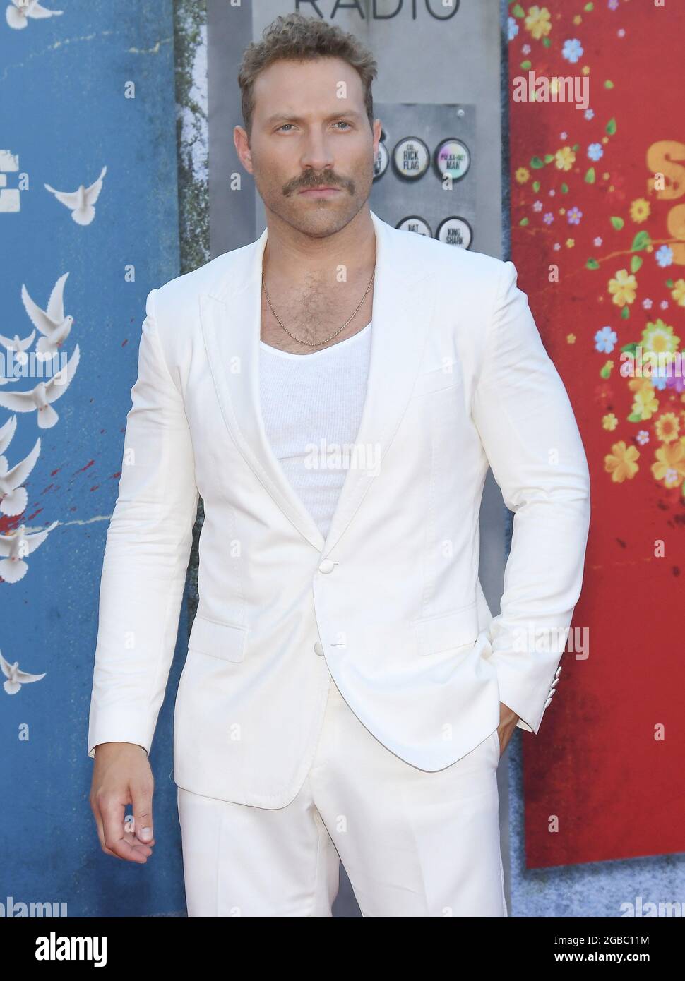 Los Angeles, Stati Uniti. 02 agosto 2021. Jai Courtney arriva alla squadra SUICIDA World Premiere tenuta al Regency Village Theatre di Westwood, CA lunedì 2 agosto 2021. (Foto di Sthanlee B. Mirador/Sipa USA) Credit: Sipa USA/Alamy Live News Foto Stock