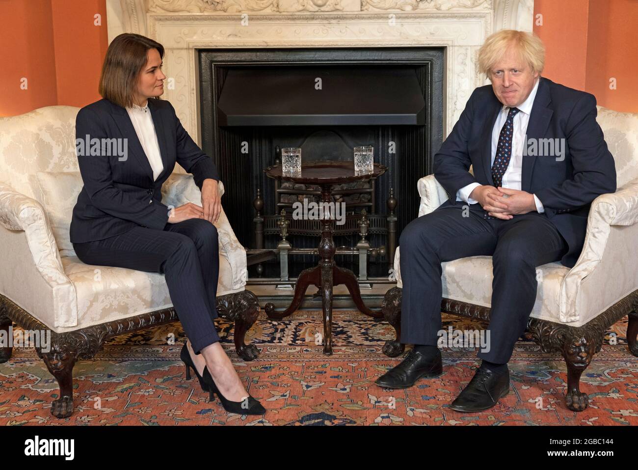 L'attivista bielorusso per i diritti umani e politico Sviatlena Tsikhanouskaya incontra il primo ministro Boris Johnson all'interno di 10 Downing Street a Londra. Data immagine: Martedì 3 agosto 2021. Foto Stock
