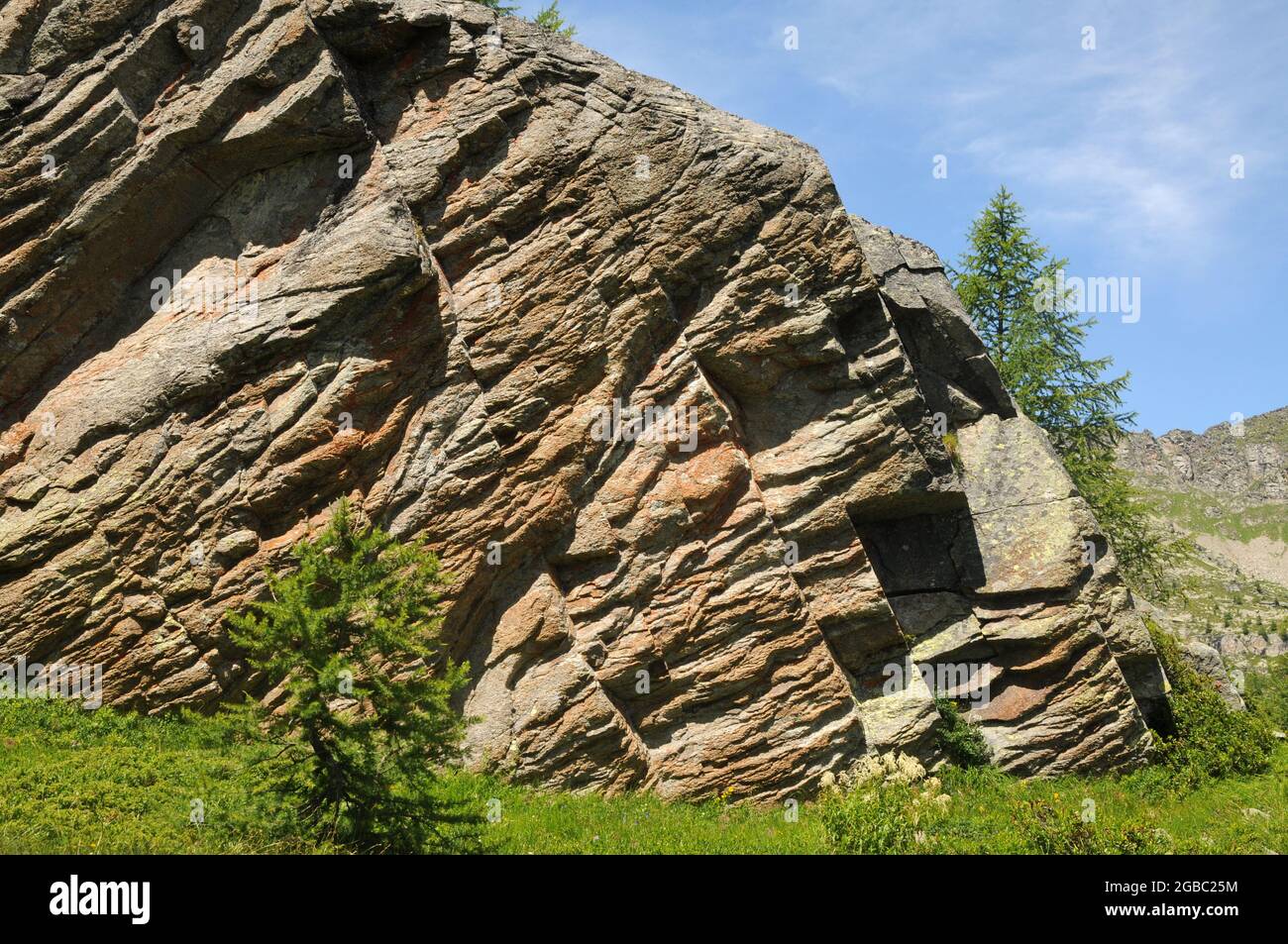 Rocce sul sentiero da Ceresole al lago di Dres nel Parco Nazionale del gran Paradiso Foto Stock