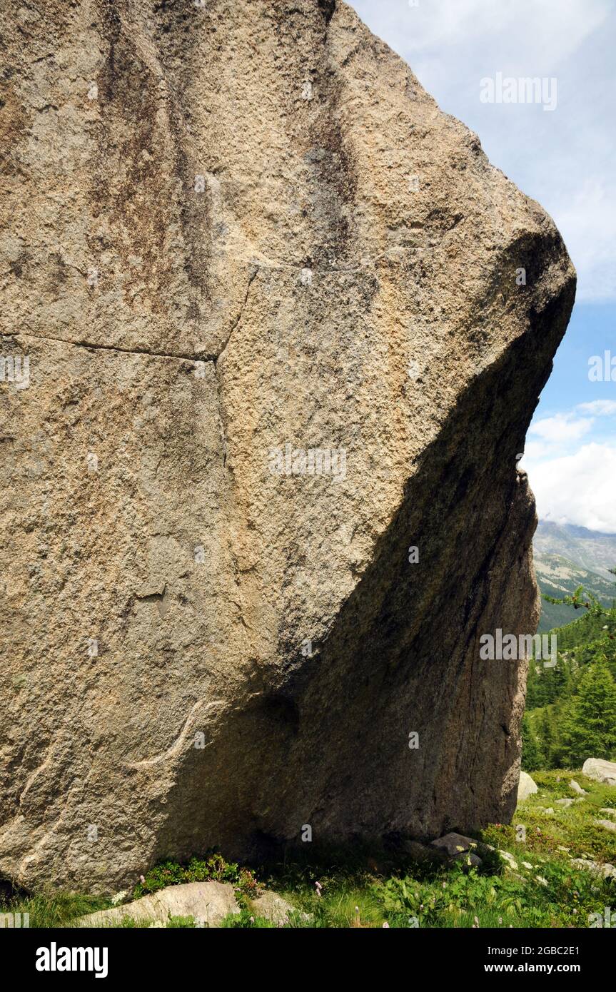 Rocce sul sentiero da Ceresole al lago di Dres nel Parco Nazionale del gran Paradiso Foto Stock