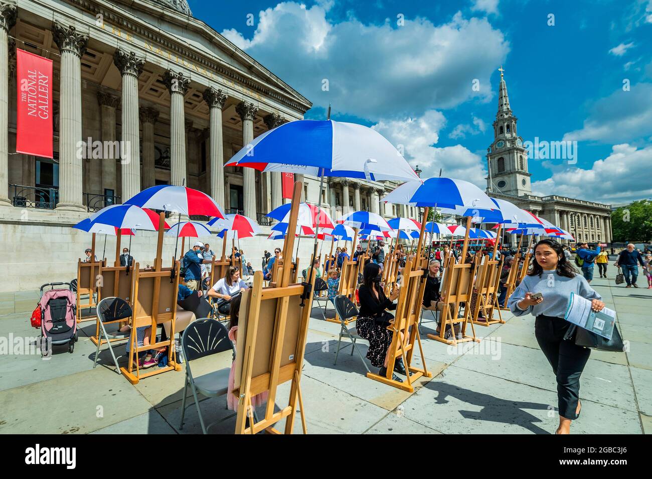 Londra, Regno Unito. 3 agosto 2021. Sketch on the Square - l'arte all'aperto come parte del festival Inside out, un mese di sessioni d'arte interattive gratuite in Trafalgar Square. Durante tutto il mese di agosto 2021 fuori dalla National Gallery, in collaborazione con il Westminster City Council. Credit: Guy Bell/Alamy Live News Foto Stock