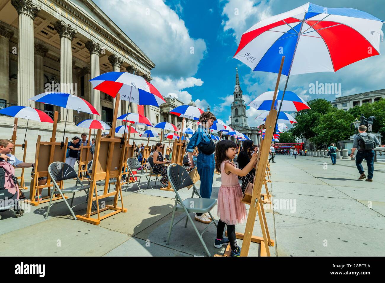Londra, Regno Unito. 3 agosto 2021. Sketch on the Square - l'arte all'aperto come parte del festival Inside out, un mese di sessioni d'arte interattive gratuite in Trafalgar Square. Durante tutto il mese di agosto 2021 fuori dalla National Gallery, in collaborazione con il Westminster City Council. Credit: Guy Bell/Alamy Live News Foto Stock
