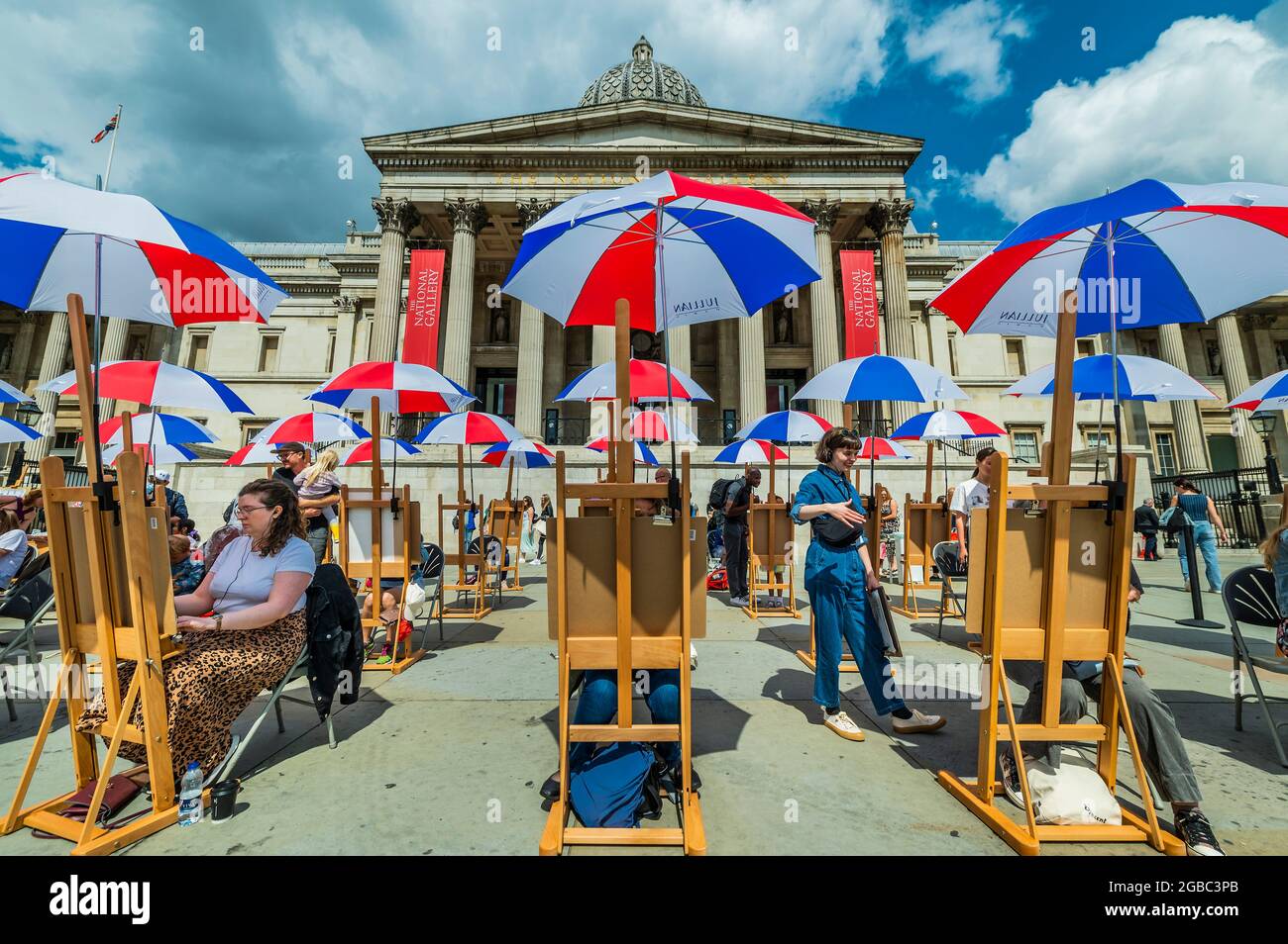 Londra, Regno Unito. 3 agosto 2021. Sketch on the Square - l'arte all'aperto come parte del festival Inside out, un mese di sessioni d'arte interattive gratuite in Trafalgar Square. Durante tutto il mese di agosto 2021 fuori dalla National Gallery, in collaborazione con il Westminster City Council. Credit: Guy Bell/Alamy Live News Foto Stock