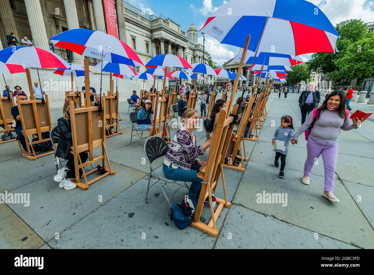 Londra, Regno Unito. 3 agosto 2021. Sketch on the Square - l'arte all'aperto come parte del festival Inside out, un mese di sessioni d'arte interattive gratuite in Trafalgar Square. Durante tutto il mese di agosto 2021 fuori dalla National Gallery, in collaborazione con il Westminster City Council. Credit: Guy Bell/Alamy Live News Foto Stock