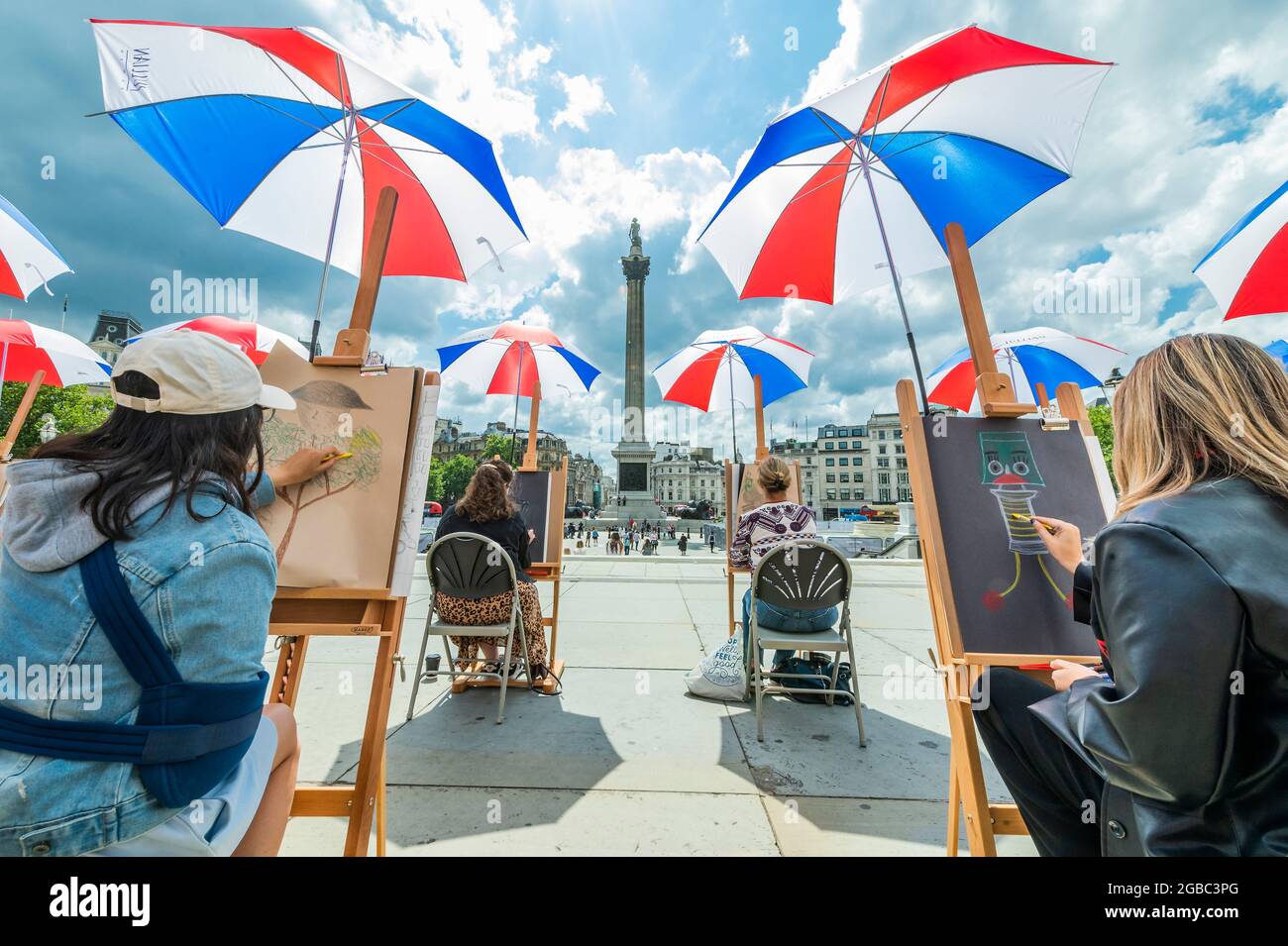 Londra, Regno Unito. 3 agosto 2021. Sketch on the Square - l'arte all'aperto come parte del festival Inside out, un mese di sessioni d'arte interattive gratuite in Trafalgar Square. Durante tutto il mese di agosto 2021 fuori dalla National Gallery, in collaborazione con il Westminster City Council. Credit: Guy Bell/Alamy Live News Foto Stock