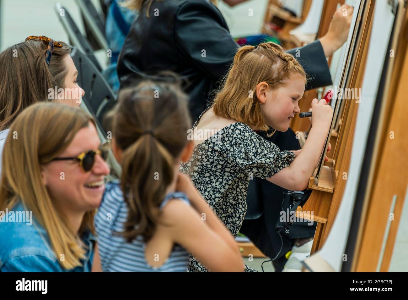 Londra, Regno Unito. 3 agosto 2021. Sketch on the Square - l'arte all'aperto come parte del festival Inside out, un mese di sessioni d'arte interattive gratuite in Trafalgar Square. Durante tutto il mese di agosto 2021 fuori dalla National Gallery, in collaborazione con il Westminster City Council. Credit: Guy Bell/Alamy Live News Foto Stock