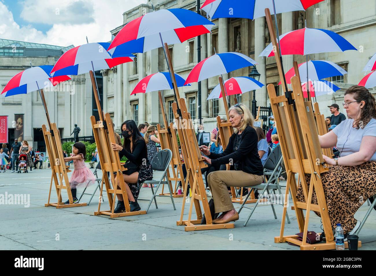 Londra, Regno Unito. 3 agosto 2021. Sketch on the Square - l'arte all'aperto come parte del festival Inside out, un mese di sessioni d'arte interattive gratuite in Trafalgar Square. Durante tutto il mese di agosto 2021 fuori dalla National Gallery, in collaborazione con il Westminster City Council. Credit: Guy Bell/Alamy Live News Foto Stock