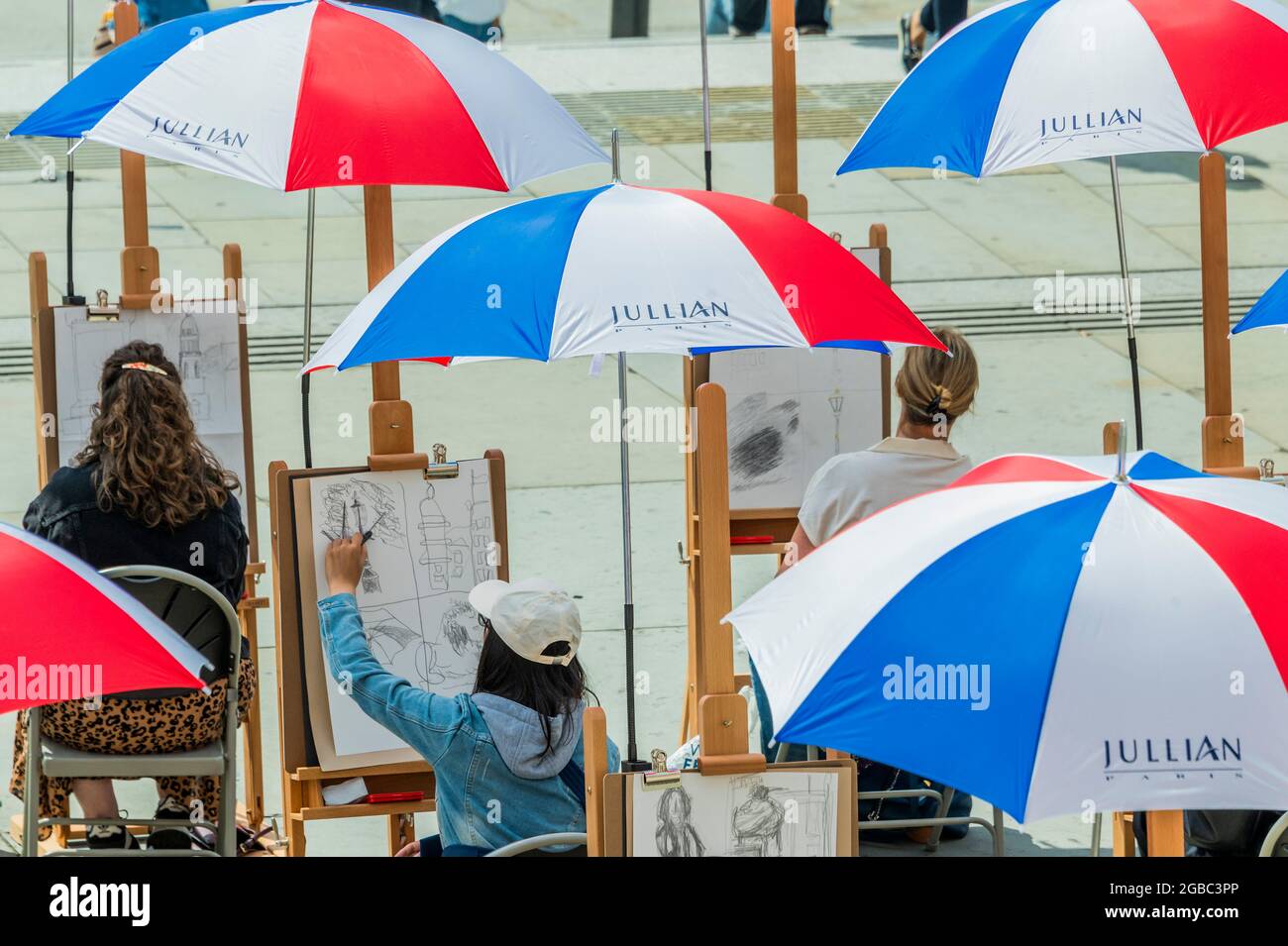 Londra, Regno Unito. 3 agosto 2021. Sketch on the Square - l'arte all'aperto come parte del festival Inside out, un mese di sessioni d'arte interattive gratuite in Trafalgar Square. Durante tutto il mese di agosto 2021 fuori dalla National Gallery, in collaborazione con il Westminster City Council. Credit: Guy Bell/Alamy Live News Foto Stock