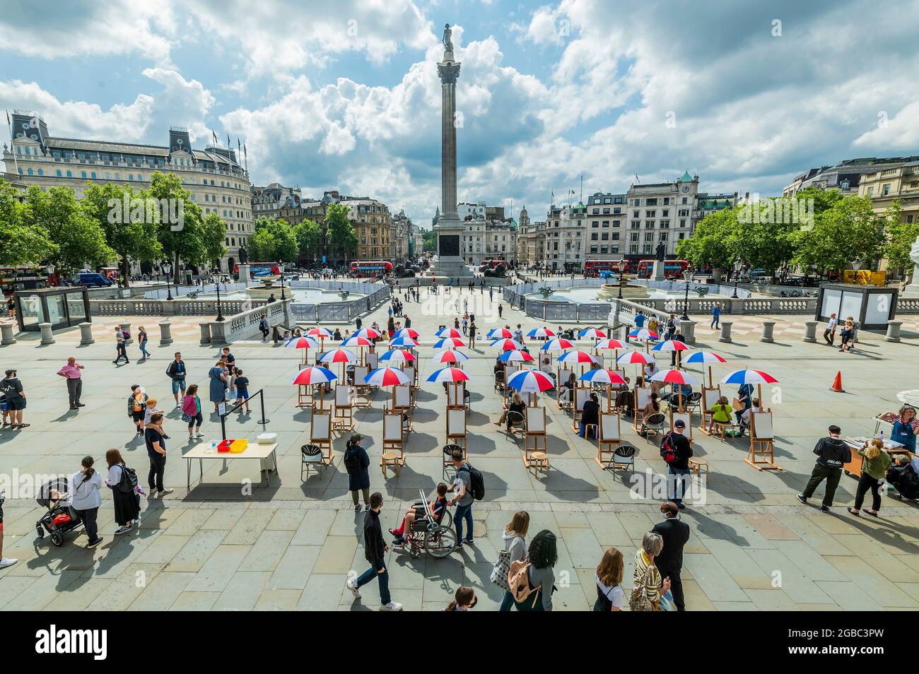 Londra, Regno Unito. 3 agosto 2021. Sketch on the Square - l'arte all'aperto come parte del festival Inside out, un mese di sessioni d'arte interattive gratuite in Trafalgar Square. Durante tutto il mese di agosto 2021 fuori dalla National Gallery, in collaborazione con il Westminster City Council. Credit: Guy Bell/Alamy Live News Foto Stock