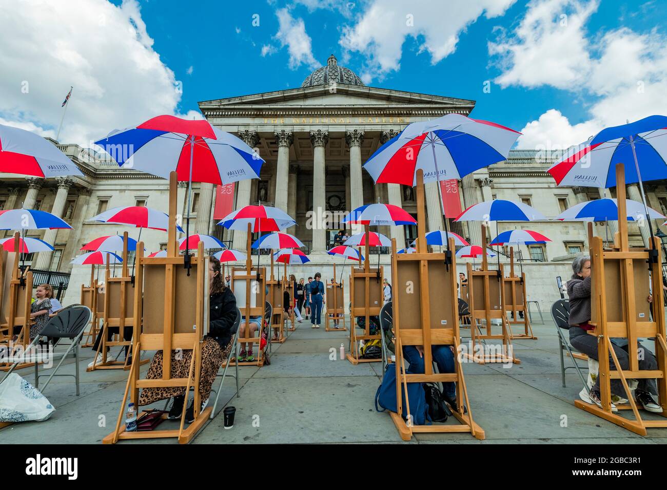 Londra, Regno Unito. 3 agosto 2021. Sketch on the Square - l'arte all'aperto come parte del festival Inside out, un mese di sessioni d'arte interattive gratuite in Trafalgar Square. Durante tutto il mese di agosto 2021 fuori dalla National Gallery, in collaborazione con il Westminster City Council. Credit: Guy Bell/Alamy Live News Foto Stock