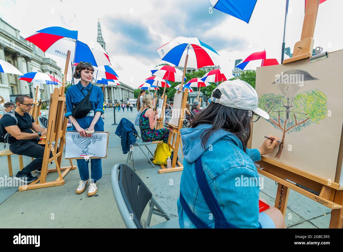 Londra, Regno Unito. 3 agosto 2021. Sketch on the Square - l'arte all'aperto come parte del festival Inside out, un mese di sessioni d'arte interattive gratuite in Trafalgar Square. Durante tutto il mese di agosto 2021 fuori dalla National Gallery, in collaborazione con il Westminster City Council. Credit: Guy Bell/Alamy Live News Foto Stock