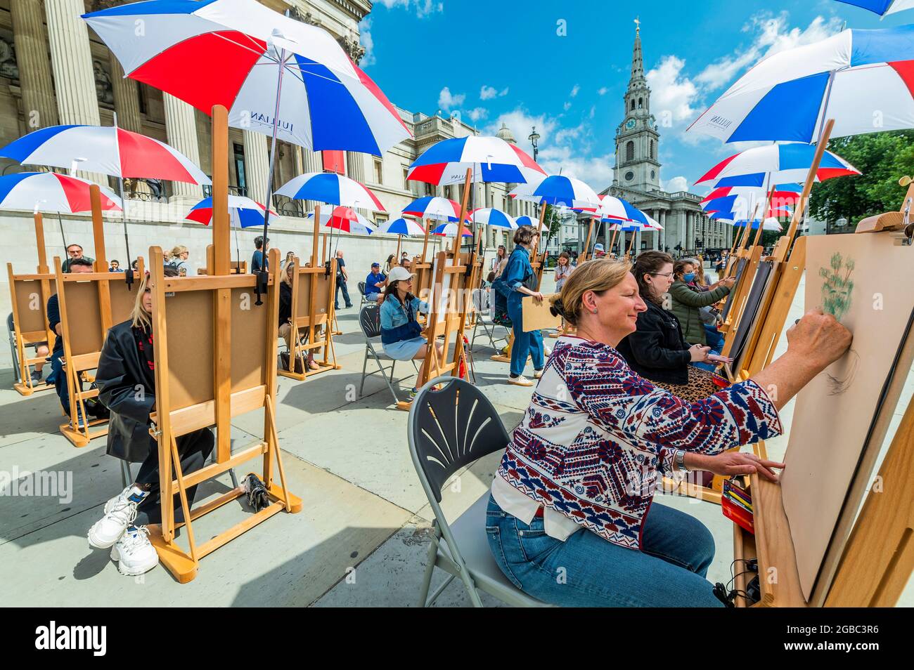 Londra, Regno Unito. 3 agosto 2021. Sketch on the Square - l'arte all'aperto come parte del festival Inside out, un mese di sessioni d'arte interattive gratuite in Trafalgar Square. Durante tutto il mese di agosto 2021 fuori dalla National Gallery, in collaborazione con il Westminster City Council. Credit: Guy Bell/Alamy Live News Foto Stock