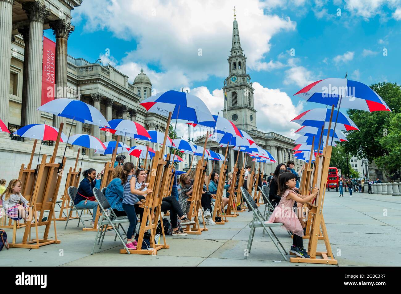 Londra, Regno Unito. 3 agosto 2021. Sketch on the Square - l'arte all'aperto come parte del festival Inside out, un mese di sessioni d'arte interattive gratuite in Trafalgar Square. Durante tutto il mese di agosto 2021 fuori dalla National Gallery, in collaborazione con il Westminster City Council. Credit: Guy Bell/Alamy Live News Foto Stock