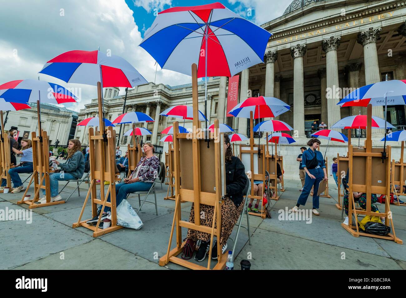 Londra, Regno Unito. 3 agosto 2021. Sketch on the Square - l'arte all'aperto come parte del festival Inside out, un mese di sessioni d'arte interattive gratuite in Trafalgar Square. Durante tutto il mese di agosto 2021 fuori dalla National Gallery, in collaborazione con il Westminster City Council. Credit: Guy Bell/Alamy Live News Foto Stock