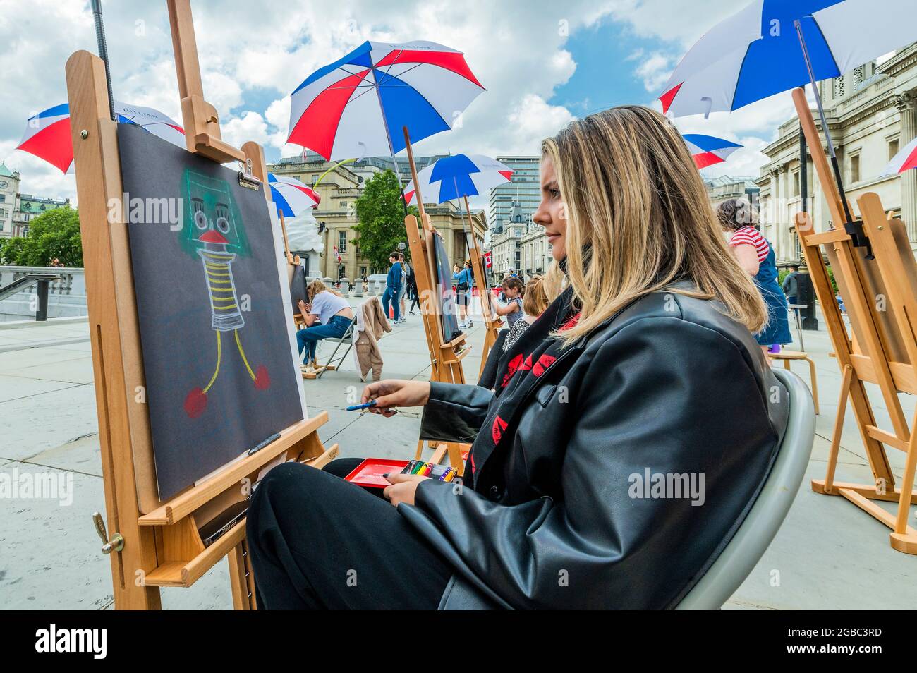 Londra, Regno Unito. 3 agosto 2021. Sketch on the Square - l'arte all'aperto come parte del festival Inside out, un mese di sessioni d'arte interattive gratuite in Trafalgar Square. Durante tutto il mese di agosto 2021 fuori dalla National Gallery, in collaborazione con il Westminster City Council. Credit: Guy Bell/Alamy Live News Foto Stock