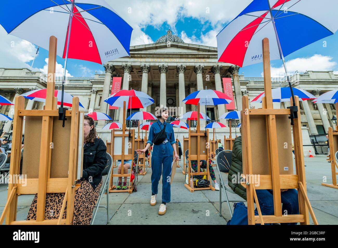 Londra, Regno Unito. 3 agosto 2021. Sketch on the Square - l'arte all'aperto come parte del festival Inside out, un mese di sessioni d'arte interattive gratuite in Trafalgar Square. Durante tutto il mese di agosto 2021 fuori dalla National Gallery, in collaborazione con il Westminster City Council. Credit: Guy Bell/Alamy Live News Foto Stock