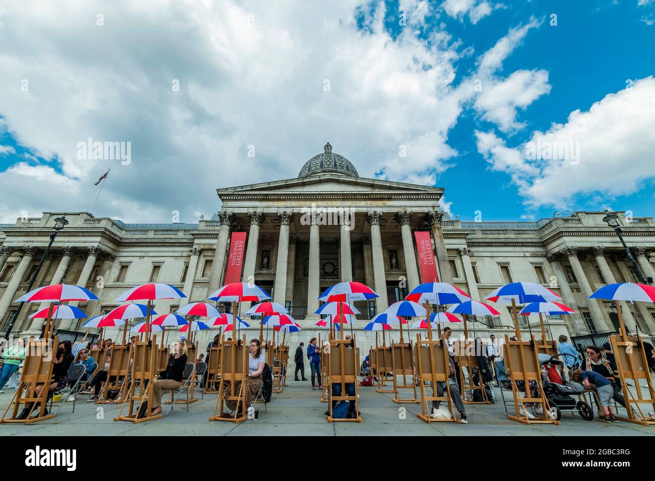 Londra, Regno Unito. 3 agosto 2021. Sketch on the Square - l'arte all'aperto come parte del festival Inside out, un mese di sessioni d'arte interattive gratuite in Trafalgar Square. Durante tutto il mese di agosto 2021 fuori dalla National Gallery, in collaborazione con il Westminster City Council. Credit: Guy Bell/Alamy Live News Foto Stock