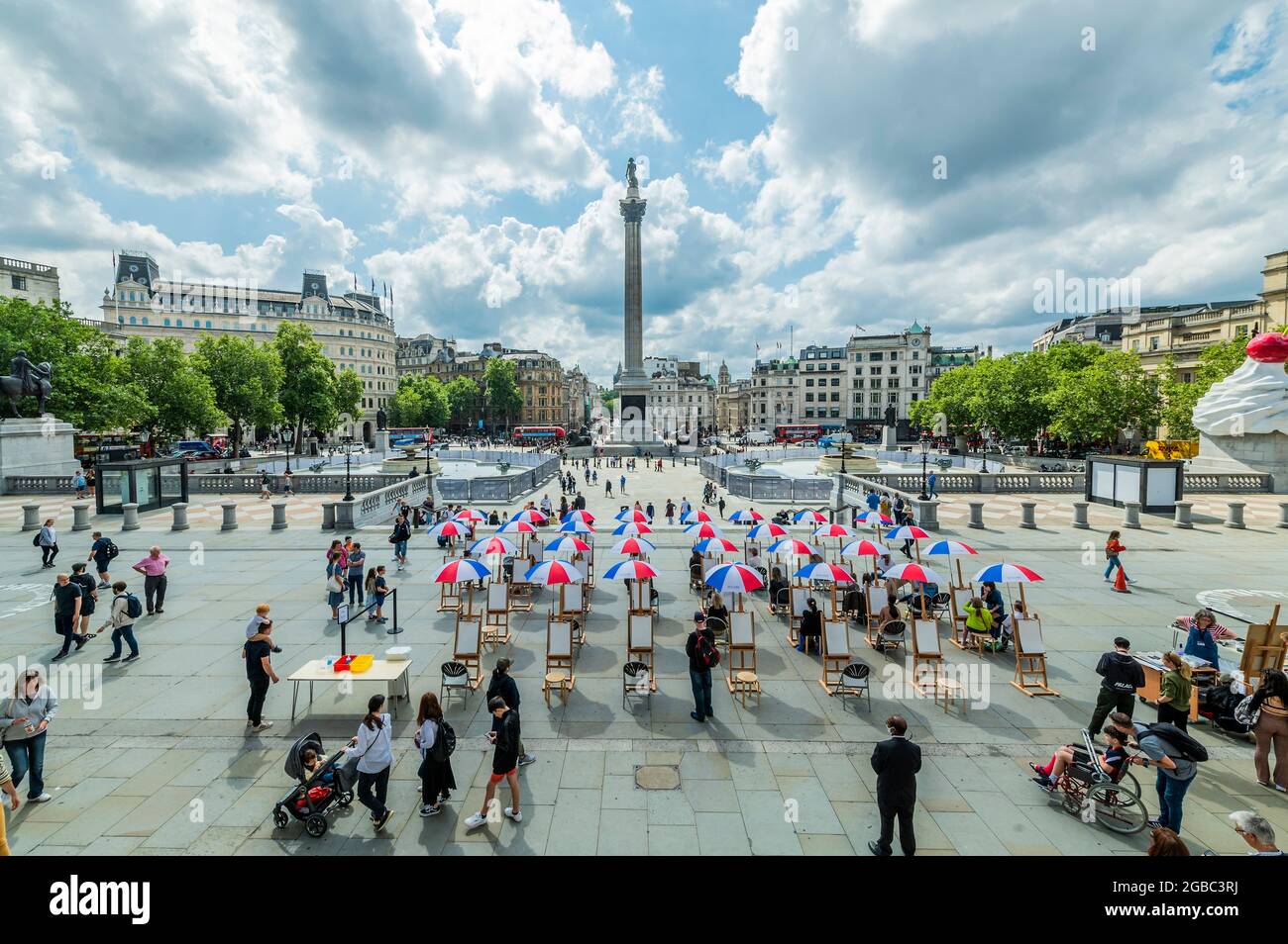 Londra, Regno Unito. 3 agosto 2021. Sketch on the Square - l'arte all'aperto come parte del festival Inside out, un mese di sessioni d'arte interattive gratuite in Trafalgar Square. Durante tutto il mese di agosto 2021 fuori dalla National Gallery, in collaborazione con il Westminster City Council. Credit: Guy Bell/Alamy Live News Foto Stock