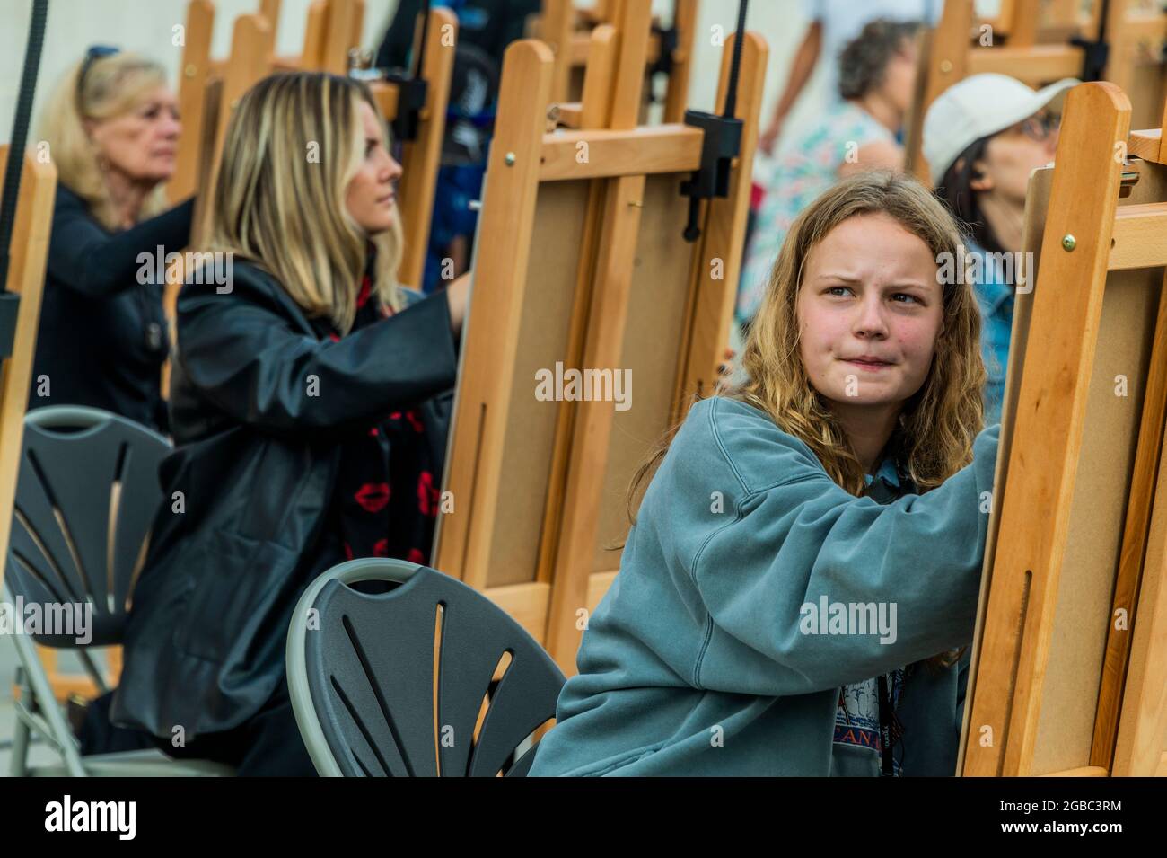 Londra, Regno Unito. 3 agosto 2021. Sketch on the Square - l'arte all'aperto come parte del festival Inside out, un mese di sessioni d'arte interattive gratuite in Trafalgar Square. Durante tutto il mese di agosto 2021 fuori dalla National Gallery, in collaborazione con il Westminster City Council. Credit: Guy Bell/Alamy Live News Foto Stock