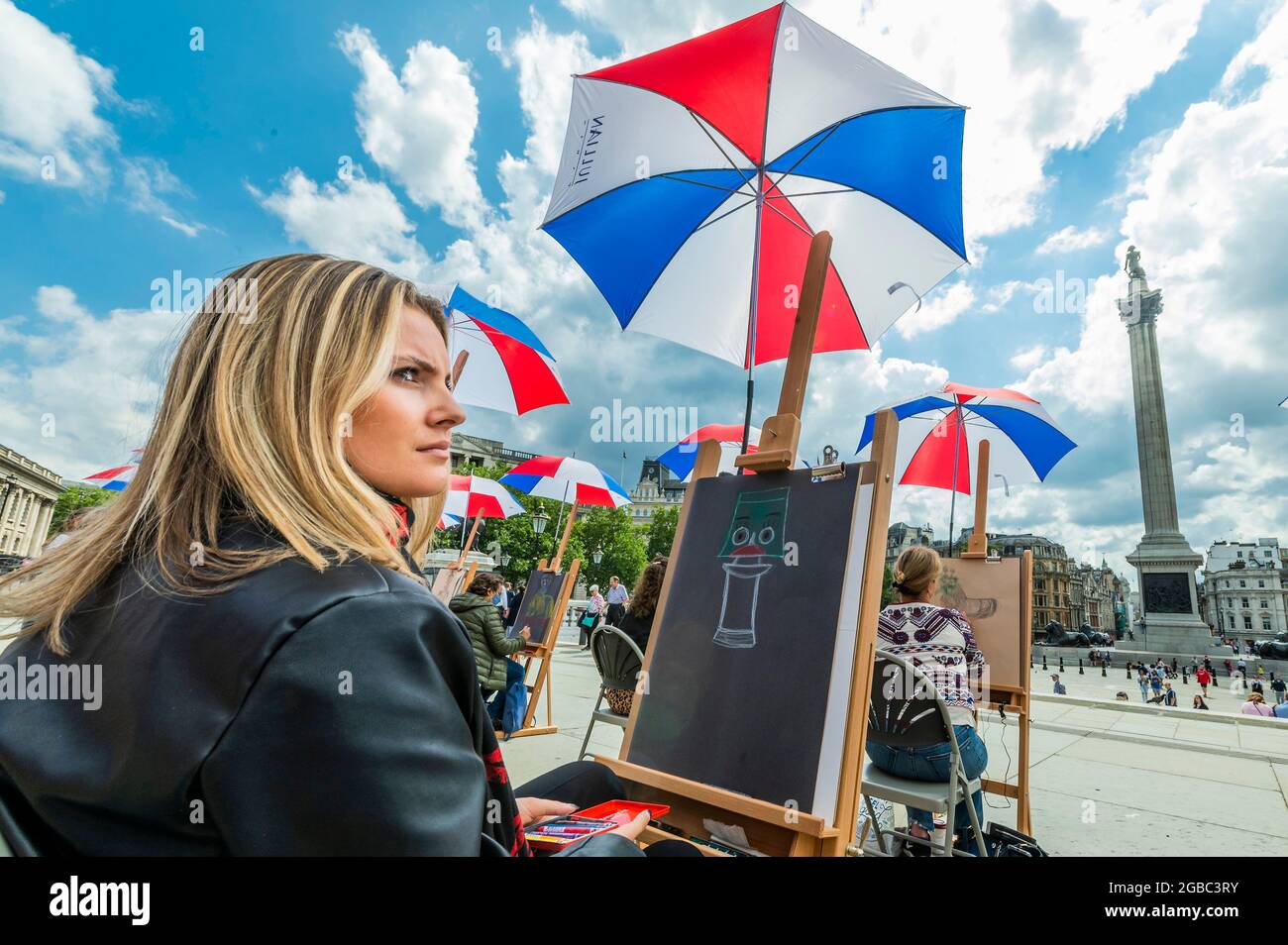 Londra, Regno Unito. 3 agosto 2021. Sketch on the Square - l'arte all'aperto come parte del festival Inside out, un mese di sessioni d'arte interattive gratuite in Trafalgar Square. Durante tutto il mese di agosto 2021 fuori dalla National Gallery, in collaborazione con il Westminster City Council. Credit: Guy Bell/Alamy Live News Foto Stock