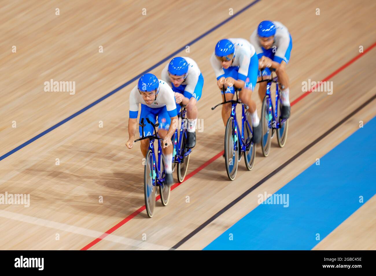 TOKYO, GIAPPONE - 2 AGOSTO: Simone Consonni d'Italia, Filippo Ganna d'Italia, Francesco Lamon d'Italia, Jonathan Milano d'Italia in gara sulla pista ciclabile durante i Giochi Olimpici di Tokyo 2020 al Velodromo di Izu il 2 agosto 2021 a Tokyo, Giappone (Foto di Yannick Verhoeven/Orange Pictures) Foto Stock