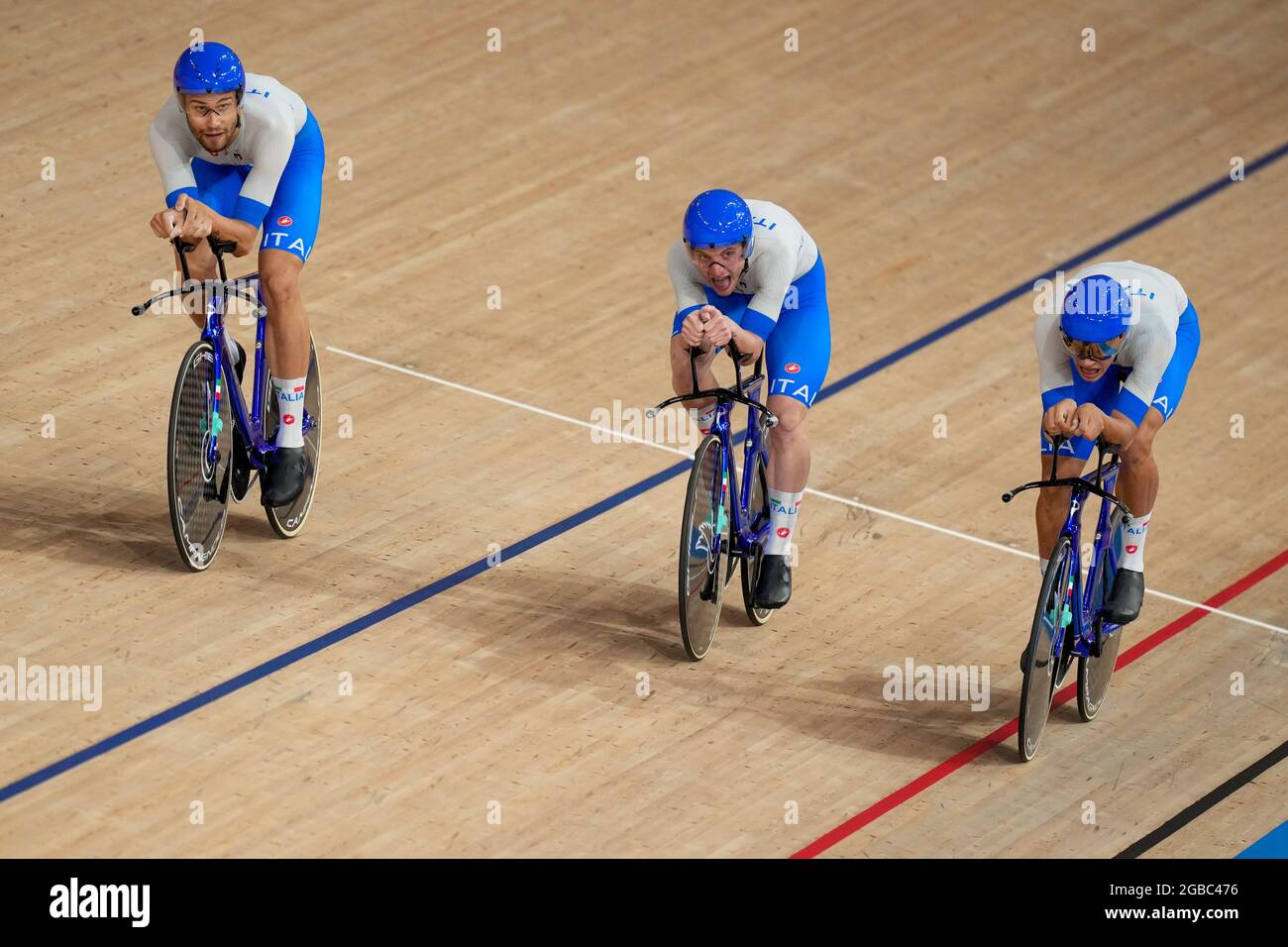 TOKYO, GIAPPONE - 2 AGOSTO: Simone Consonni d'Italia, Francesco Lamon d'Italia, Jonathan Milano in gara sulla pista ciclabile durante le Olimpiadi di Tokyo 2020 al Velodrome di Izu il 2 agosto 2021 a Tokyo, Giappone (Foto di Yannick Verhoeven/Orange Pictures) Foto Stock