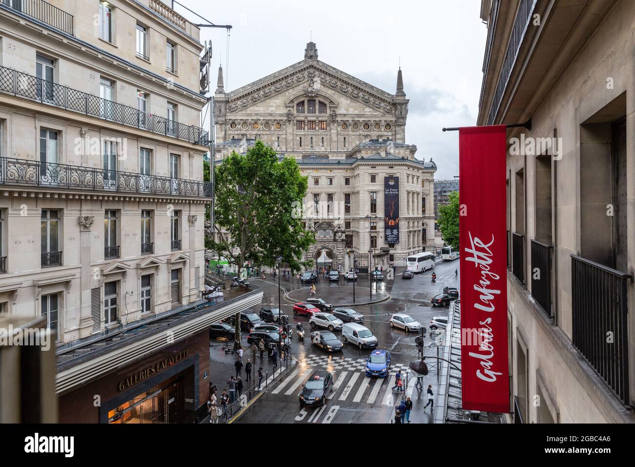 Il teatro dell'opera Garnier visto dal ponte pedonale Galeries Lafayette rue de Mogador, Parigi Foto Stock