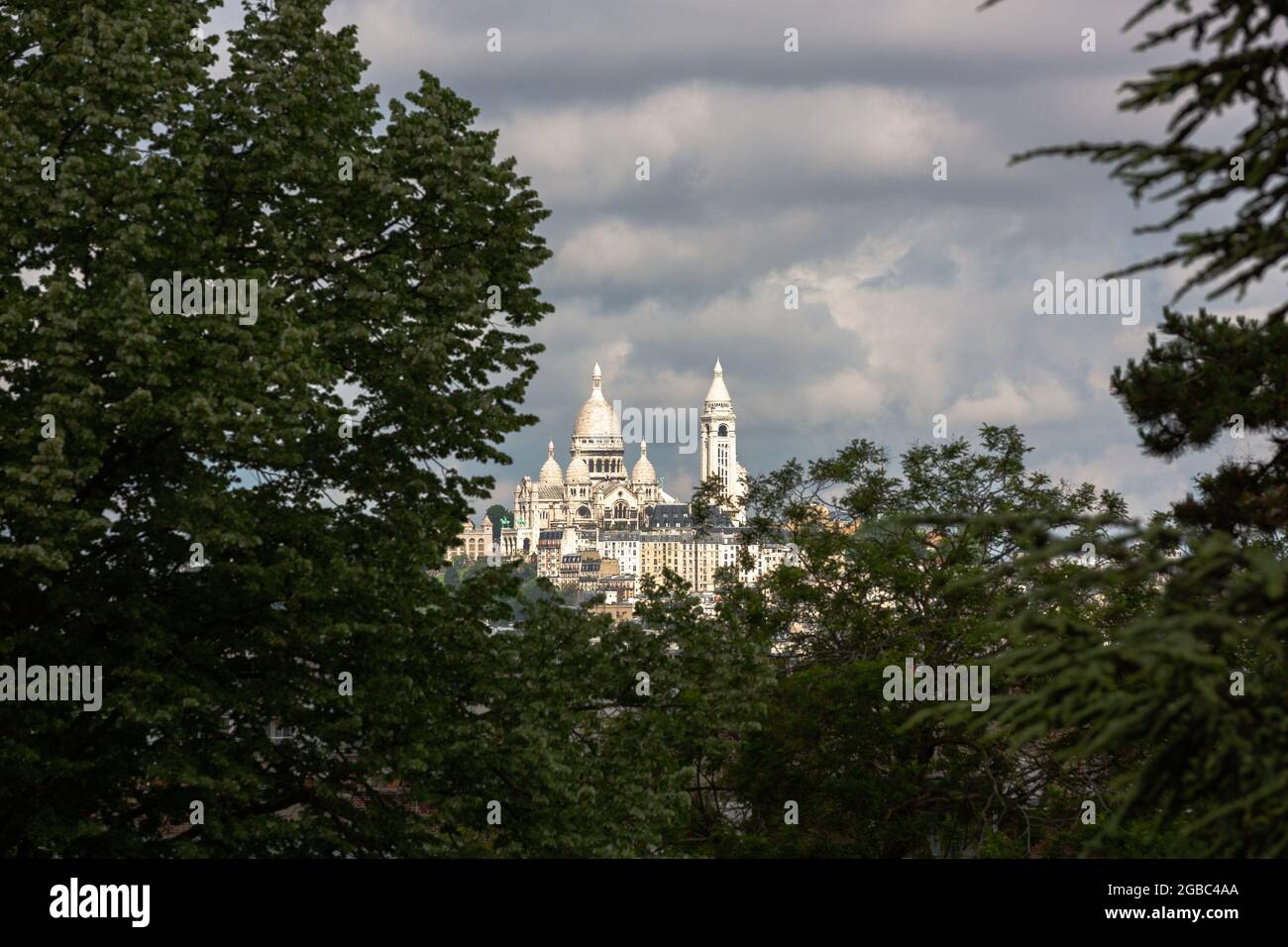 Basilica del Sacré-Coeur e la Butte Montmartre visto dal Parc des Buttes-Chaumont. Parigi Foto Stock