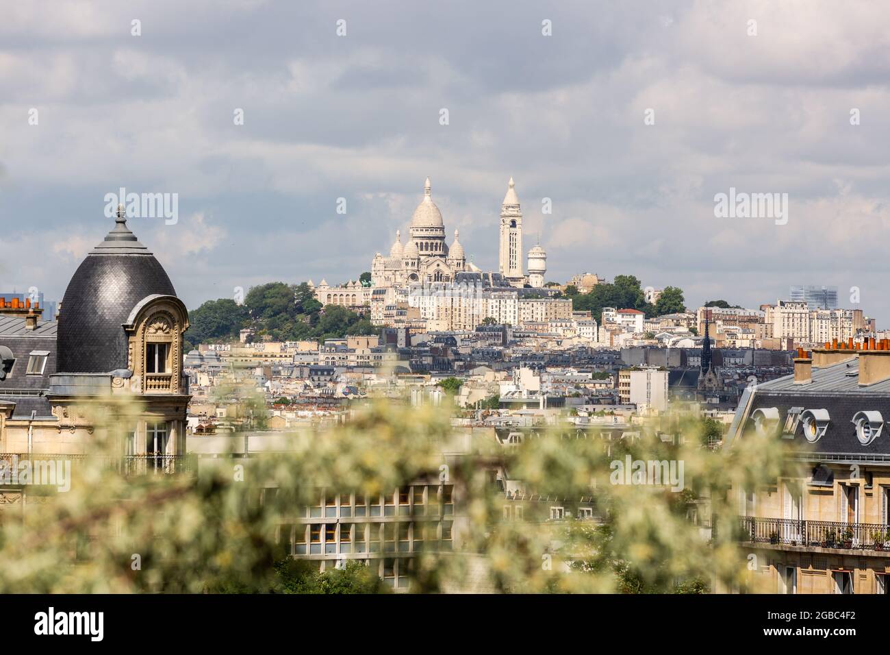 Basilica del Sacré-Coeur e la Butte Montmartre visto dal Parc des Buttes-Chaumont. Parigi Foto Stock
