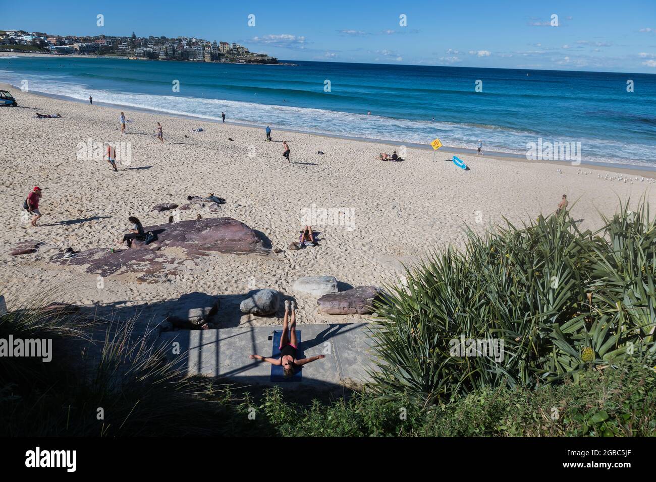 Sydney, Australia. Martedì 3 agosto 2021. Gli abitanti del luogo si allenano e si godono una bella giornata di inverni con temperature intorno a 21ºC a Bondi Beach. Le restrizioni di Lockdown per Greater Sydney sono state prorogate di quattro settimane fino al 28 agosto a causa della diffusione della variante Delta e potrebbero essere estese. Credit: Paul Lovelace/Alamy Live News Foto Stock