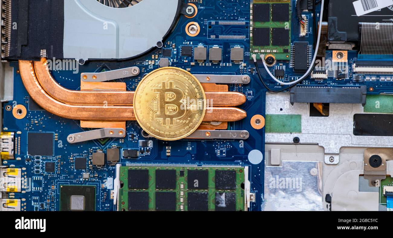 moneta di bitcoin d'oro e circuiti dietro di esso. criptovaluta di investimento di nuova generazione. Foto Stock