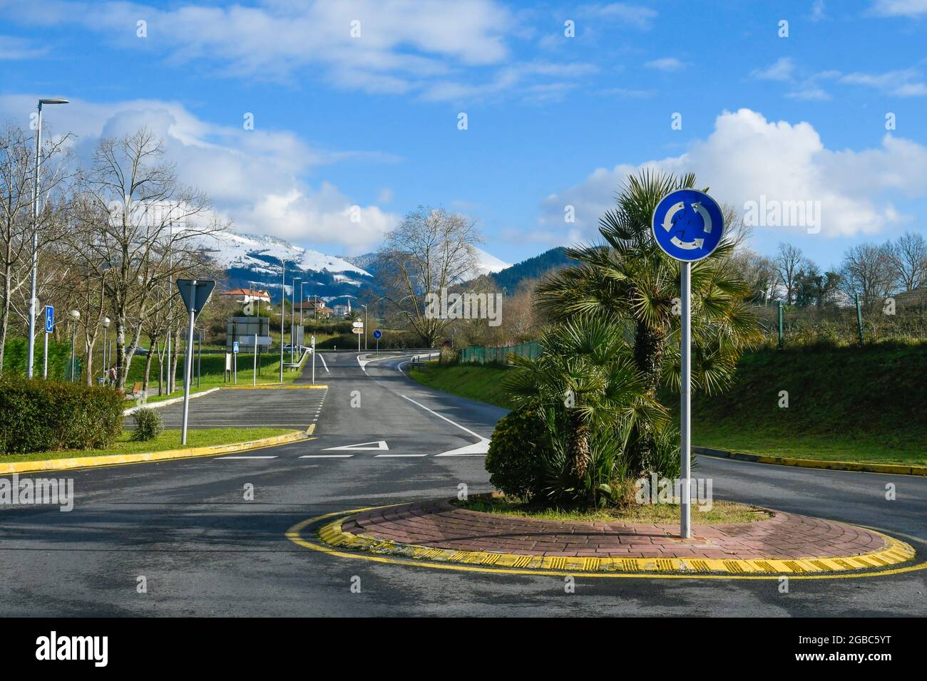 Pico de la Cruz e le montagne innevate delle Galdames, viste da Sopuerta Foto Stock