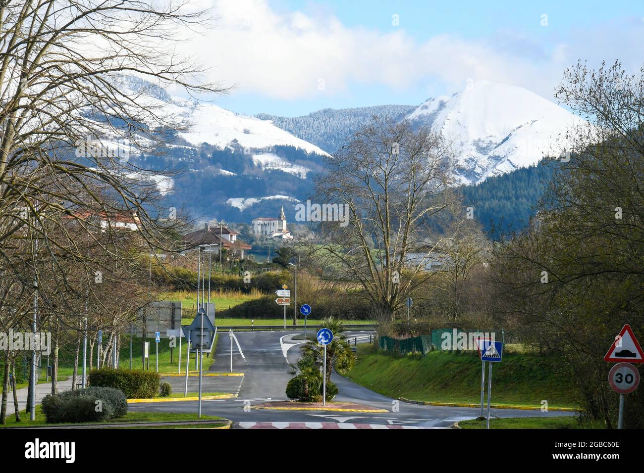 Pico de la Cruz e le montagne innevate delle Galdames, viste da Sopuerta Foto Stock