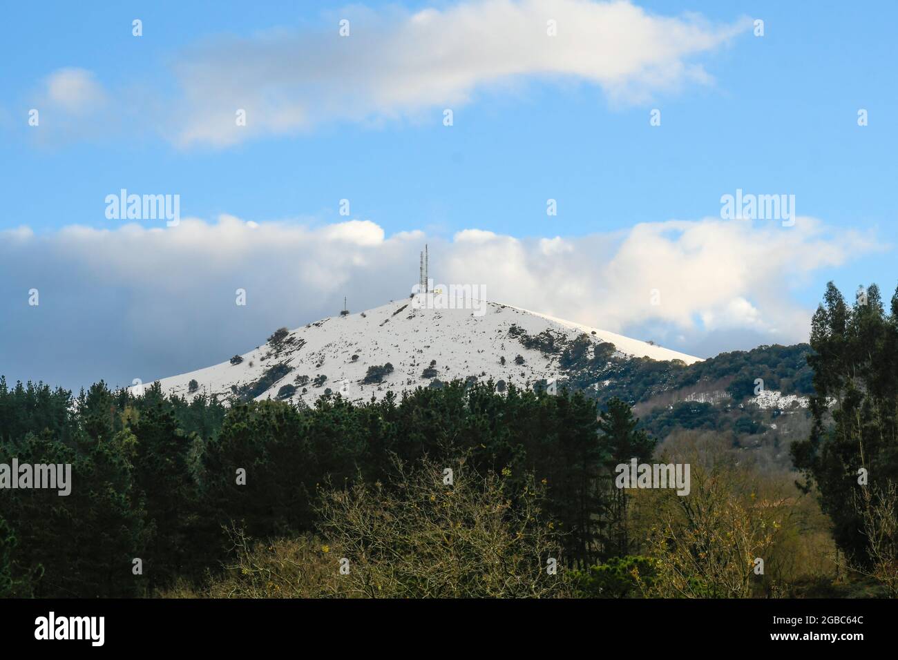 Nevoso Monte Ubieta visto dalla valle Foto Stock