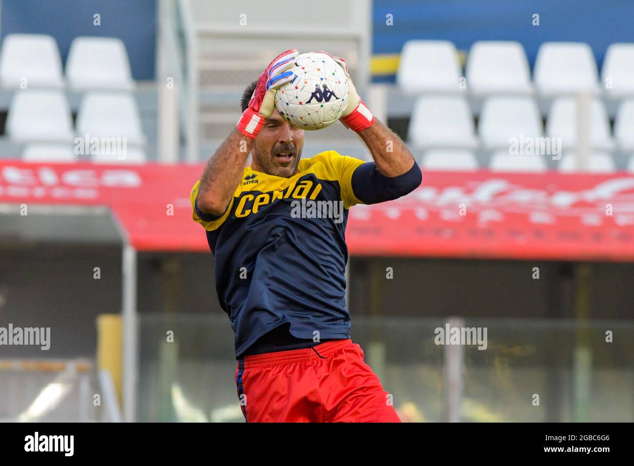 Parma, Italia. 01 agosto 2021. Gianluigi Buffon portiere di Parma Calcio 1913 durante la amichevole partita tra Parma Calcio 1913 e Sassuolo allo Stadio Ennio Tardini a Parma. Sassuolo vince 3-0 (Photo by massimo Morelli/Pacific Press) Credit: Pacific Press Media Production Corp./Alamy Live News Foto Stock