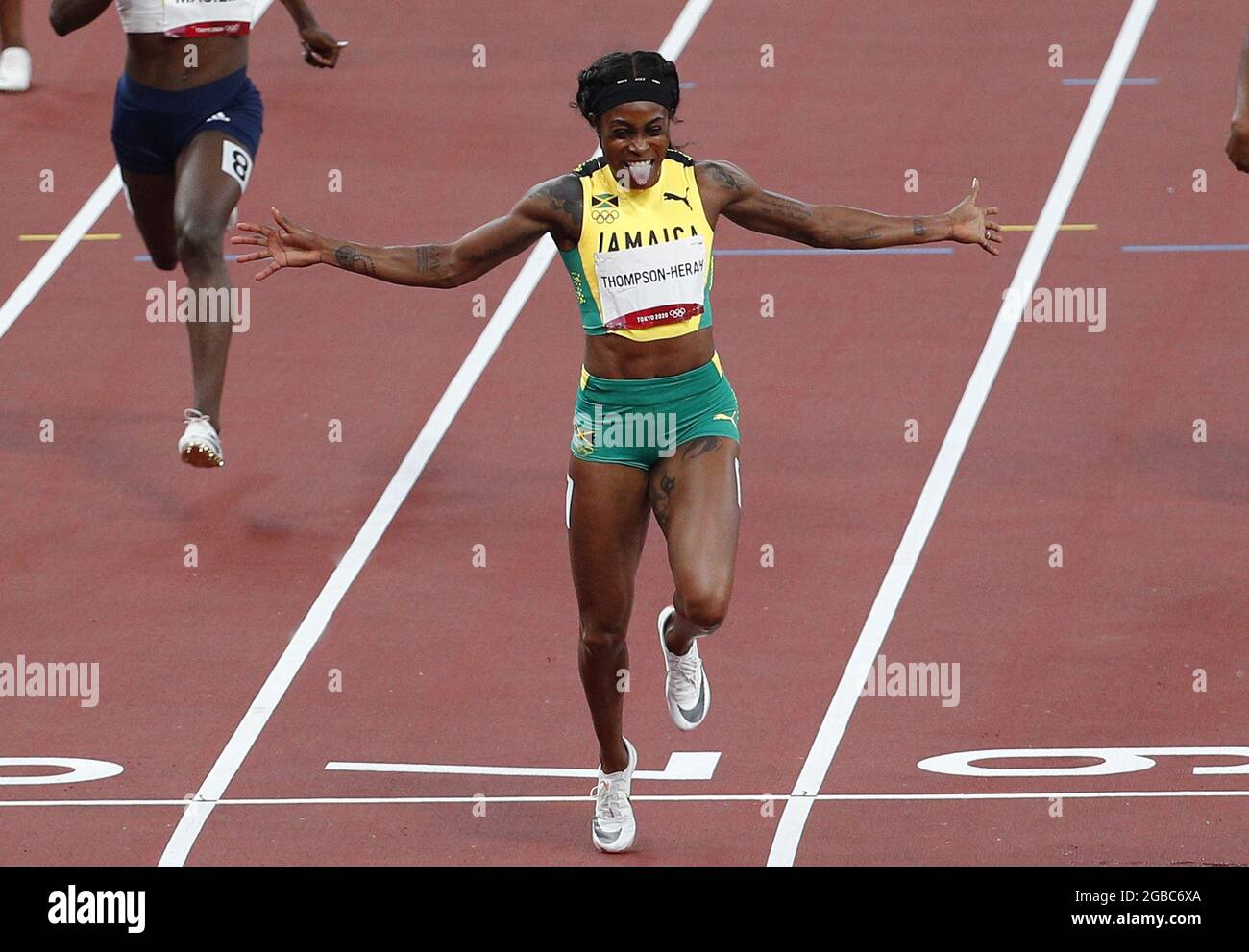 Tokyo, Giappone. 3 agosto 2021. Elaine Thompson-Herah festeggia dopo aver vinto la medaglia d'oro nella finale femminile da 200 M ai Giochi Olimpici estivi di Tokyo 2020 a Tokyo, Giappone, martedì 3 agosto 2021. Foto di Bob strong/UPI Credit: UPI/Alamy Live News Foto Stock