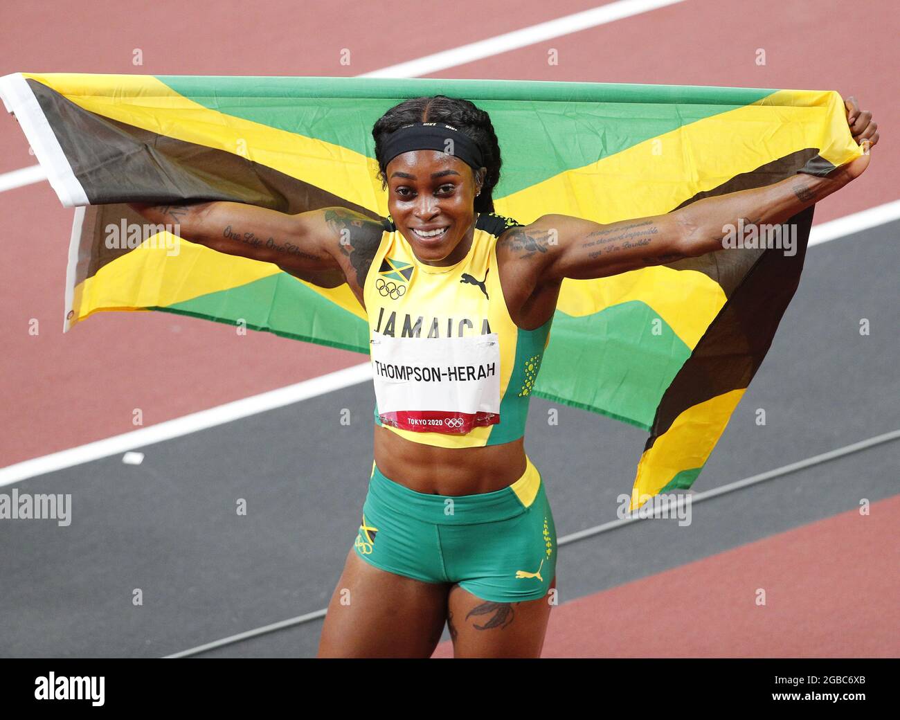 Tokyo, Giappone. 3 agosto 2021. Elaine Thompson-Herah festeggia dopo aver vinto la medaglia d'oro nella finale femminile da 200 M ai Giochi Olimpici estivi di Tokyo 2020 a Tokyo, Giappone, martedì 3 agosto 2021. Foto di Bob strong/UPI Credit: UPI/Alamy Live News Foto Stock