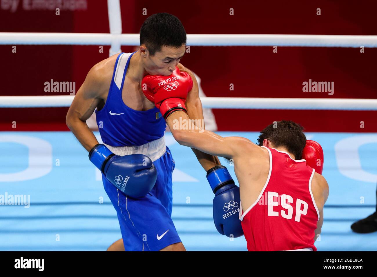 Tokyo, Giappone, 3 agosto 2021. Gabriel Escobar del Team Spain e Saken Bibossinov del Team Kazakhstan in azione durante la Quarterfinal di Boxing Flyweight maschile tra Gabriel Escobar del Team Spain e Saken Bibossinov del Team Kazakhstan il giorno 11 dei Giochi Olimpici di Tokyo 2020. Credit: Pete Dovgan/Speed Media/Alamy Live News Foto Stock