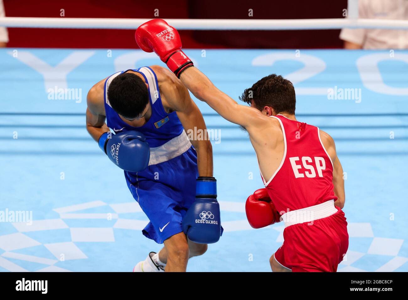 Tokyo, Giappone, 3 agosto 2021. Gabriel Escobar del Team Spain e Saken Bibossinov del Team Kazakhstan in azione durante la Quarterfinal di Boxing Flyweight maschile tra Gabriel Escobar del Team Spain e Saken Bibossinov del Team Kazakhstan il giorno 11 dei Giochi Olimpici di Tokyo 2020. Credit: Pete Dovgan/Speed Media/Alamy Live News Foto Stock