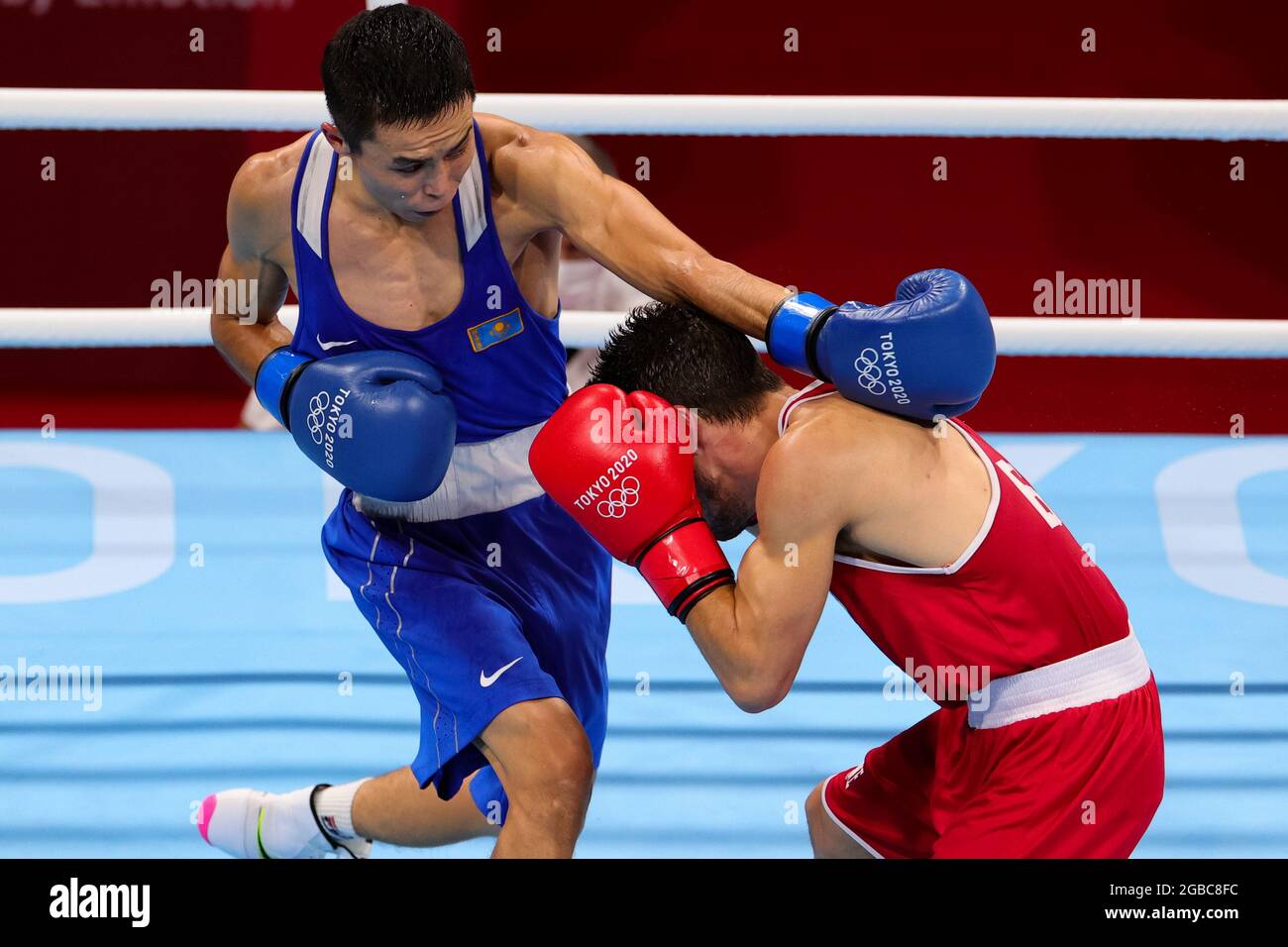 Tokyo, Giappone, 3 agosto 2021. Gabriel Escobar del Team Spain e Saken Bibossinov del Team Kazakhstan in azione durante la Quarterfinal di Boxing Flyweight maschile tra Gabriel Escobar del Team Spain e Saken Bibossinov del Team Kazakhstan il giorno 11 dei Giochi Olimpici di Tokyo 2020. Credit: Pete Dovgan/Speed Media/Alamy Live News Foto Stock